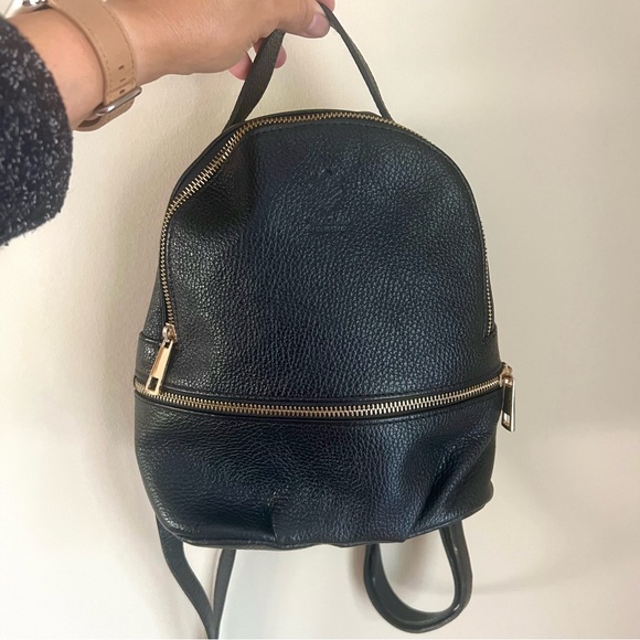 Black Leather backpack brass zippers made in Italy very good condition - Picture 3 of 13